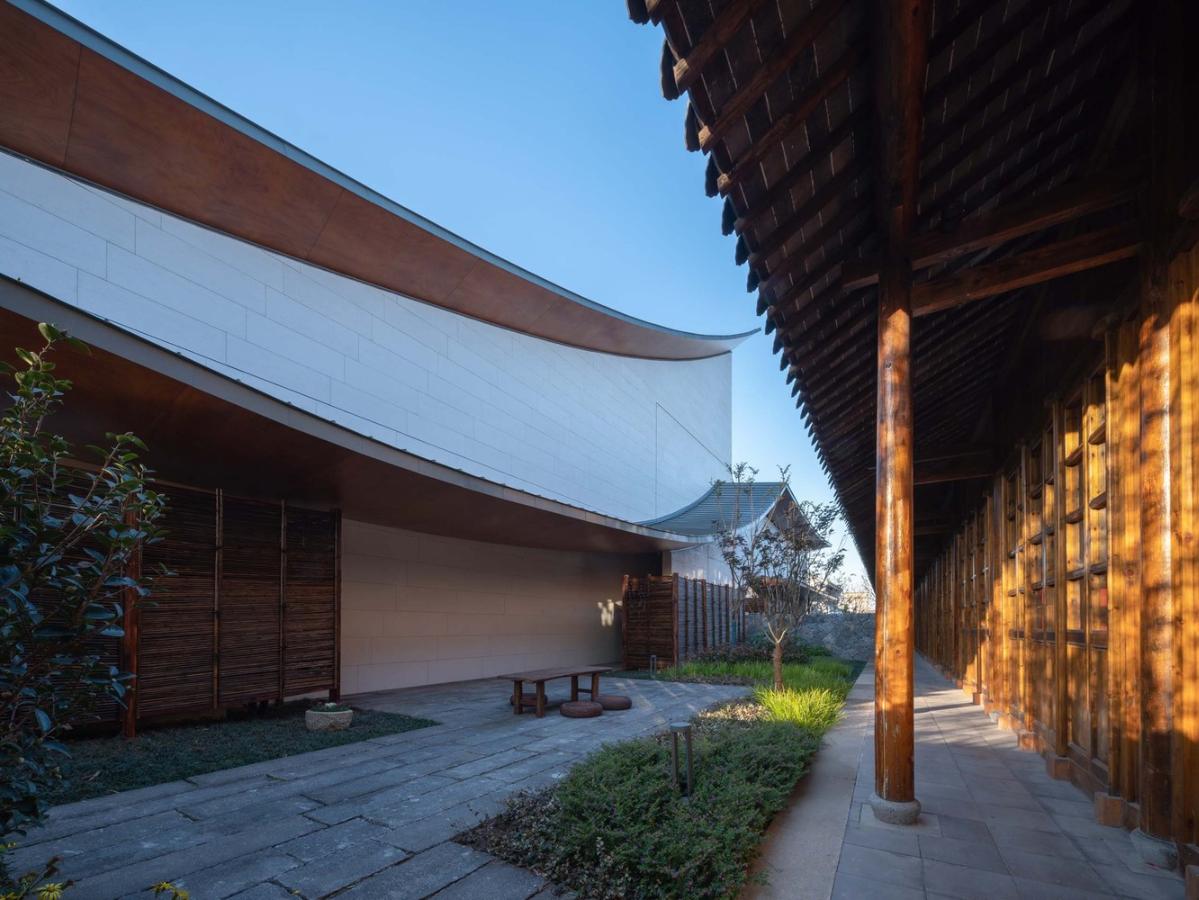 16_謇里小鎮(zhèn)展覽館_北側(cè)雙層屋檐，與老建筑的兩層屋檐分別呼應(yīng)_?此間建筑攝影_(1).jpg